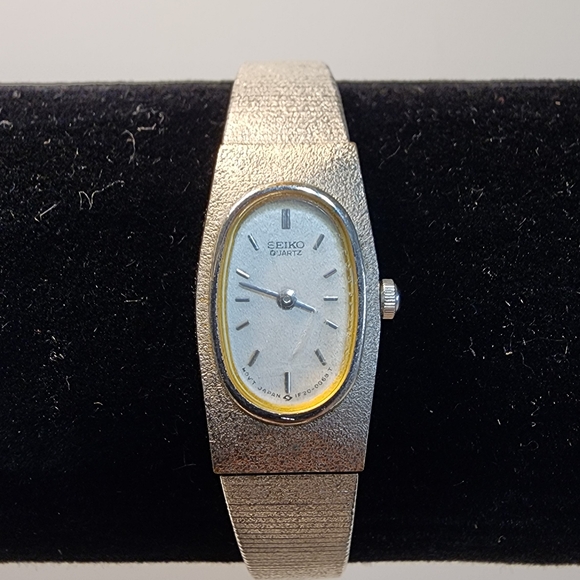 Seiko Vintage Silver Womens Watch with Gold Accent - Picture 3 of 7